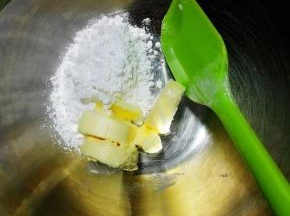 黄油软化后，加入糖粉，搅拌均匀