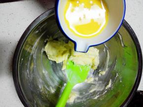 加入全蛋液，搅拌均匀