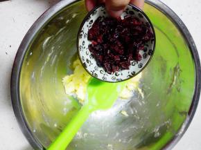 倒入切碎的蔓越莓干