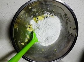 倒入低粉，搅拌成面团