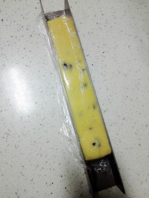 用饼干模整形，成长条状，放入冰箱冷冻1小时