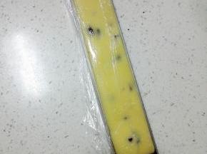 用饼干模整形，成长条状，放入冰箱冷冻1小时