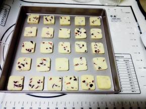 切好的面片放入烤盘中