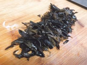 木耳泡发后焯水切丝