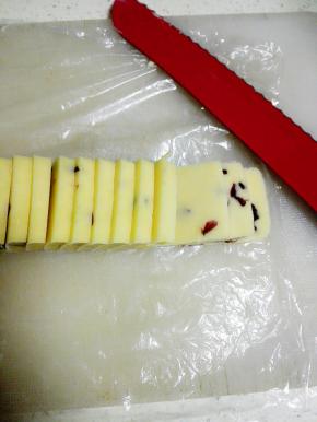 冻硬的面团切成约0.7cm厚的面片