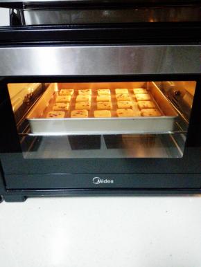 烤盘放入预热好的烤箱中，中层，170度，上下火，18分钟,至表面金黄色即可