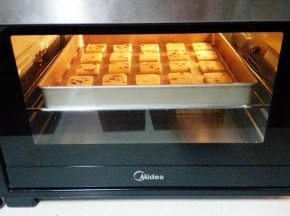 烤盘放入预热好的烤箱中，中层，170度，上下火，18分钟,至表面金黄色即可