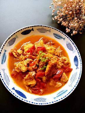 鸡蛋和西红柿是养分素互补的不错的实物，在分硕养分的同时，还具备健脑抗朽的作用。