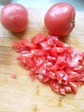 西红柿洗净切块状