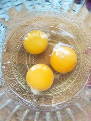 新鲜鸡蛋放入碗中打散