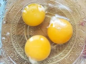 新鲜鸡蛋放入碗中打散