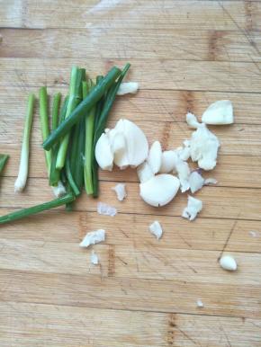 小葱切段，蒜用刀压碎