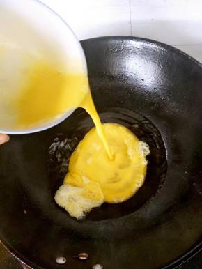 锅热加油，升温后倒入打散的鸡蛋