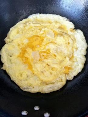 沿着锅一圈倒入鸡蛋液，形成饼状。