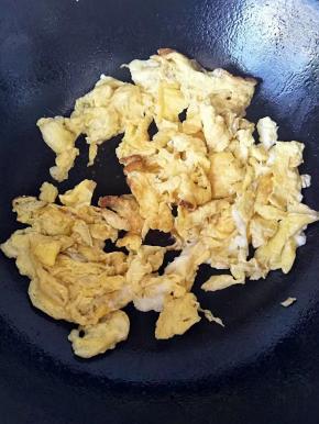 一面金黄后用筷子挑散