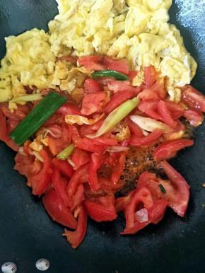 先不要和鸡蛋混合，西红柿稍有汤汁流出时加入糖，翻炒