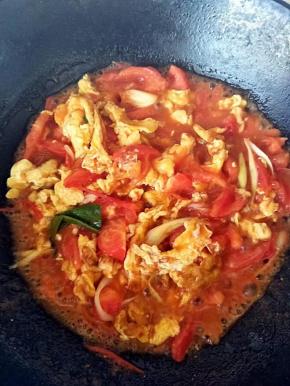 小火，将西红柿和鸡蛋混合翻炒，需要汤汁多的，此时可以加少量的水，加盐调味即可。