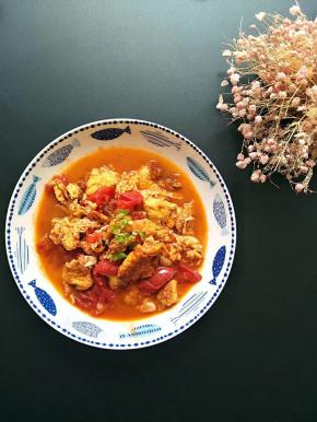 不喜欢有西红柿皮的，前期需要剥掉，(拨皮用开水烫一下，顶部画十字就能轻易拨皮:)