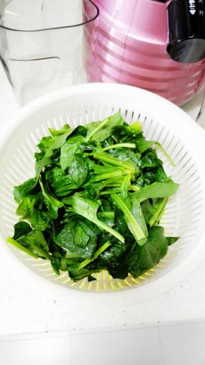 菠菜去根洗净