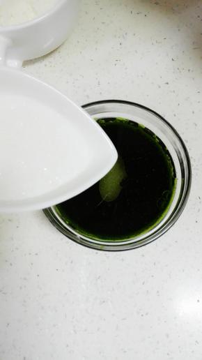 菠菜汁碗中加入玉米油和20克细砂糖