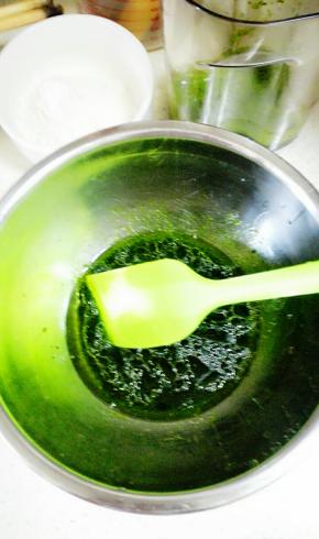 搅拌至糖融化，液体乳化