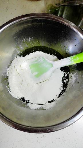 筛入低粉，搅拌至无干粉状态