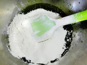 筛入低粉，搅拌至无干粉状态