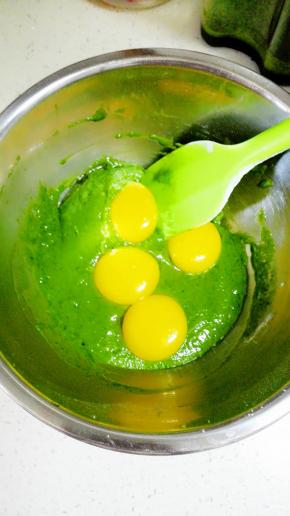 分离蛋白和蛋黄，将蛋黄加入低粉糊中