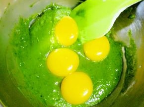 分离蛋白和蛋黄，将蛋黄加入低粉糊中