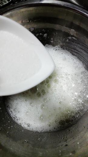 细砂糖分三次加入