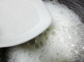 细砂糖分三次加入