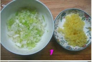 葱、姜洗净切末；