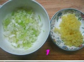 葱、姜洗净切末；
