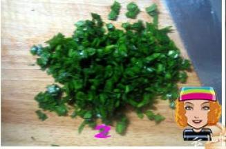 韭菜洗净控干水份，切碎，放入容器中加20克玉米油拌匀；
     鸡蛋打散，炒锅内放适量食用油，油热后下蛋液，用筷子快速搅散也鸡蛋碎，如果蛋块太大，最好用刀剁碎些；
     虾皮用清水冲洗两遍，挤干水份，用刀切碎（不切碎也行，只是我不喜欢吃到整个虾皮，只是在包子馅中借个味）。
     把切好的韭菜、虾皮和炒好的鸡蛋放在一容器中备用。