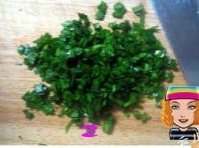 韭菜洗净控干水份，切碎，放入容器中加20克玉米油拌匀；
     鸡蛋打散，炒锅内放适量食用油，油热后下蛋液，用筷子快速搅散也鸡蛋碎，如果蛋块太大，最好用刀剁碎些；
     虾皮用清水冲洗两遍，挤干水份，用刀切碎（不切碎也行，只是我不喜欢吃到整个虾皮，只是在包子馅中借个味）。
     把切好的韭菜、虾皮和炒好的鸡蛋放在一容器中备用。
