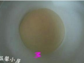 包子皮中的酵母放入250克清水中，搅拌至酵母溶化；接着将酵母水倒入面粉中，边倒边用筷子搅拌，直至面粉呈絮状。
     把面粉揉光滑的面团（如果揉不光滑，可以将面团先用打湿的屉布盖上，让面团醒六、七分钟后再揉，这样就会揉成光滑的面团啦）。