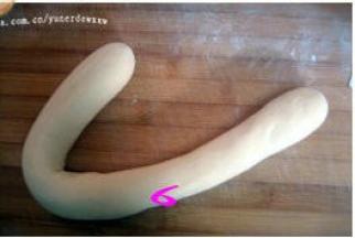 发酵好的面团用力揉搓几下，排出内部的空气。然后将面团搓成长条状；