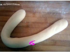 发酵好的面团用力揉搓几下，排出内部的空气。然后将面团搓成长条状；