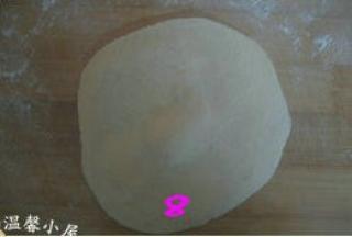 把剂子擀成中间厚四周薄的圆形包子皮；