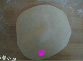 把剂子擀成中间厚四周薄的圆形包子皮；