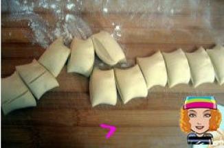 用刀将面团切成等份剂子（纯素的包子剂子最好分的大些，素馅包子不像肉馅的吃起来那么腻。薄皮大馅吃起来才过瘾呢），然后将剂子按扁；