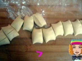 用刀将面团切成等份剂子（纯素的包子剂子最好分的大些，素馅包子不像肉馅的吃起来那么腻。薄皮大馅吃起来才过瘾呢），然后将剂子按扁；