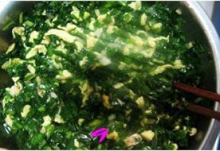 在包子馅料中加入盐、五香粉、香油和一个生鸡蛋（是为了让馅料有黏性不散），用筷子顺时针方向将馅料调匀；