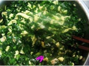 在包子馅料中加入盐、五香粉、香油和一个生鸡蛋（是为了让馅料有黏性不散），用筷子顺时针方向将馅料调匀；