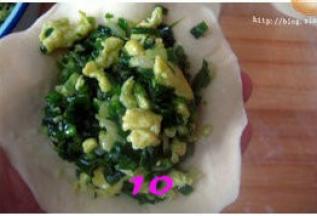 取一擀好的包子皮，放上适量韭菜馅（如果包不好，就不要勉强放太多馅）；