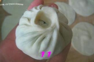 揪起包子皮一角，顺时针方向捏摺，最后收口；