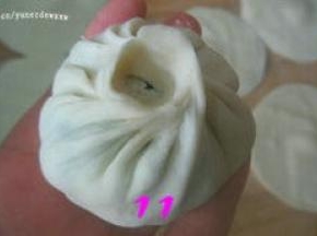 揪起包子皮一角，顺时针方向捏摺，最后收口；