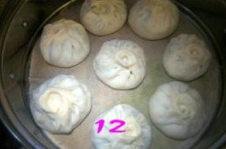 蒸锅中倒入适量的清水，在蒸屉上放上打湿的屉布（或在蒸屉上刷层薄油），然后把包好包子放在蒸屉上，盖上锅盖醒30分钟（二发一定要醒到位，否则蒸出来的包子会发不起来，面硬。判断醒好的程度：用手在包子表面轻按下，面皮能很快回复原状表示醒发到位。要是半天不能复原，则需要再醒一段时间。）。