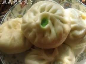 包子二发到位后，就可以开火来蒸。大火将水烧开后，转小火继续蒸12分钟，关火，五分钟揭盖取出