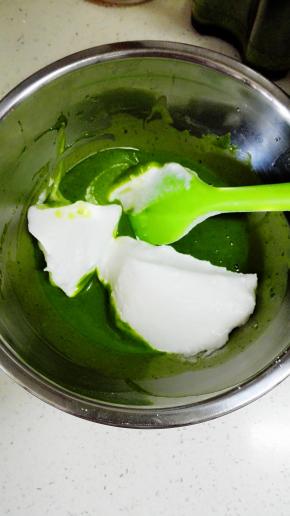 取三分之一蛋白霜入蛋黄糊盆中，翻拌均匀